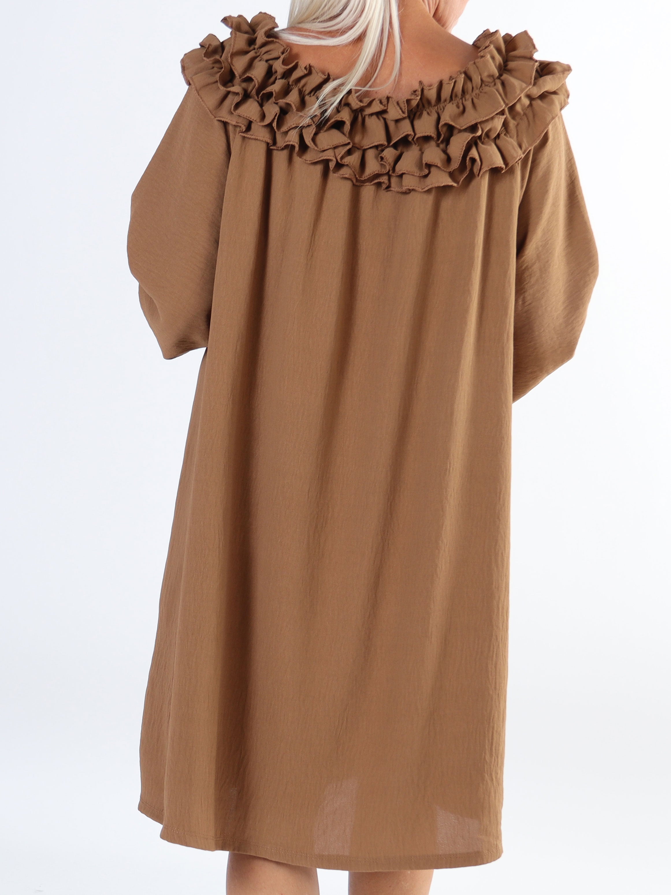 Chili Dress - Plus size klänning med långa ärmar och volanger